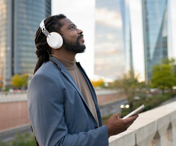 business-man-listening-to-music-in-the-city